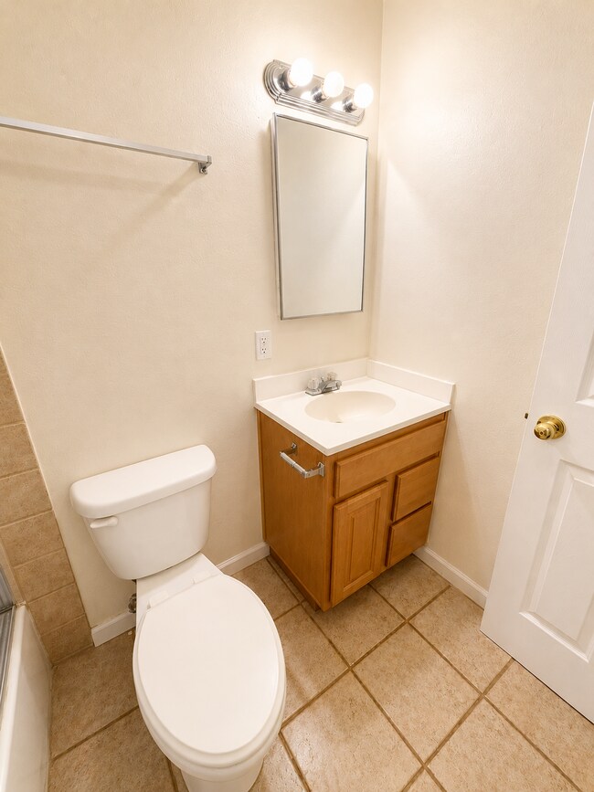 Foto del edificio - $1575 Moves You In - No Rent Due For August 2026    Updated interior - must see! Parking On Site ...