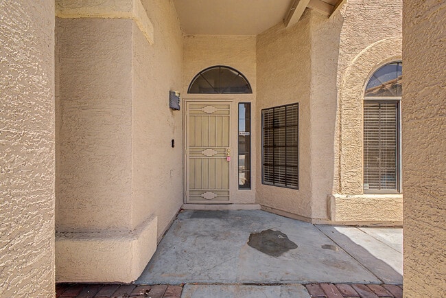 Building Photo - 3103 N Meadow Ln