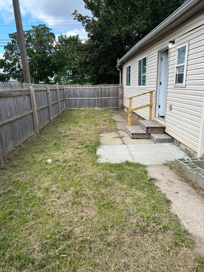 Building Photo - 2 Bed -1 Bath - Single Family Home, Recent...