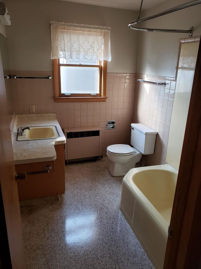 Foto del edificio - 319 E Harris St