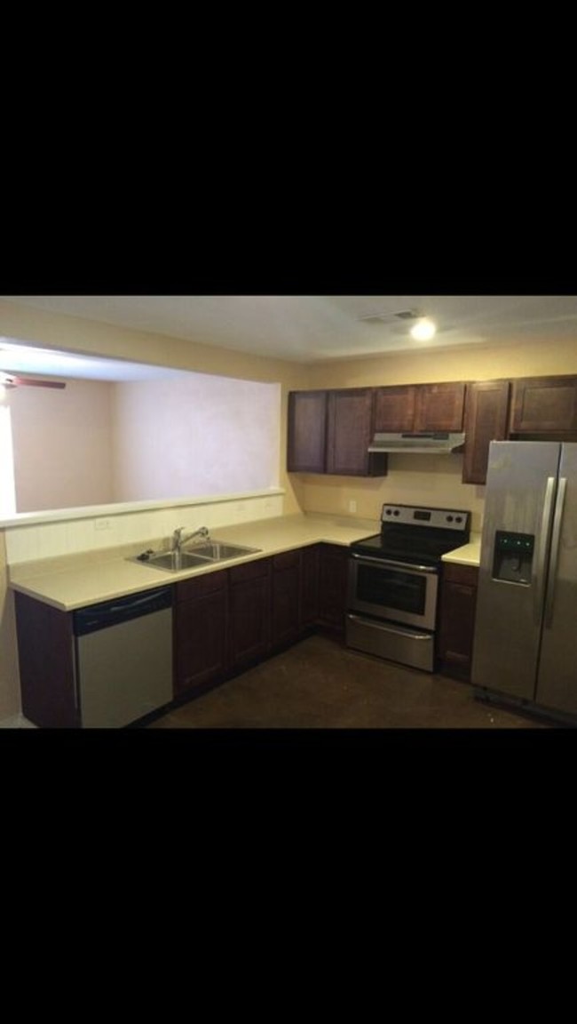 Building Photo - Willow Street Duplex - Apt. A - A