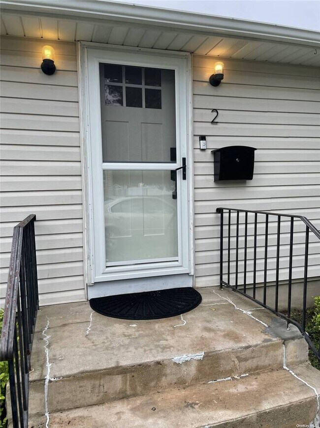 Building Photo - 2 Willow Walk