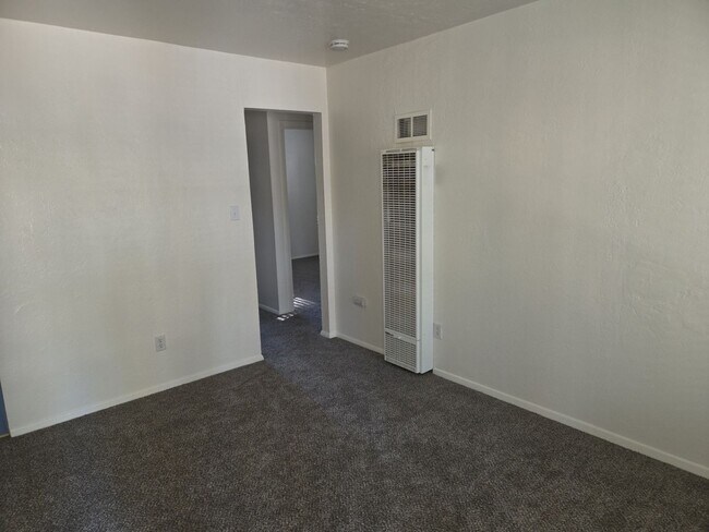 Building Photo - Unfurnished two bedroom apartment