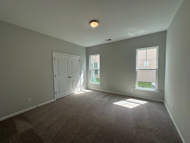 Building Photo - Large 5 bedroom 3 bath available now!!