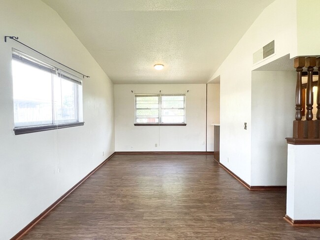 Building Photo - Live Minutes Away from Tinker Airforce Bas...