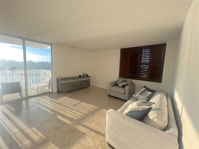 Foto del edificio - 5838 Collins Ave