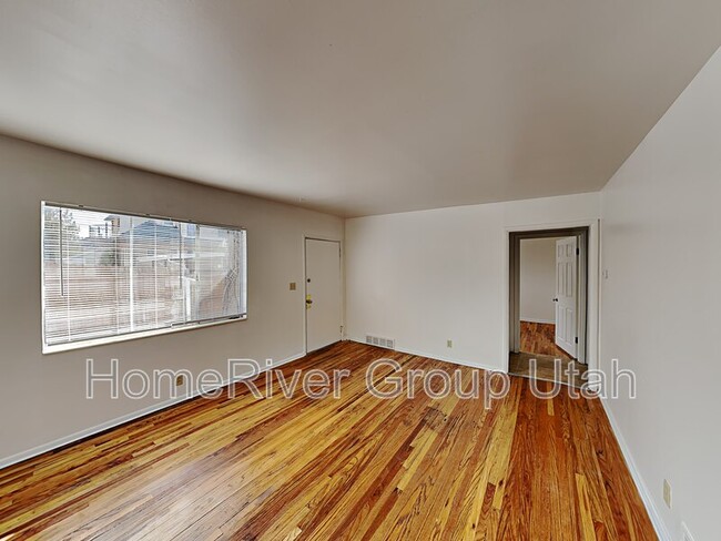 Building Photo - 915 S 900 E