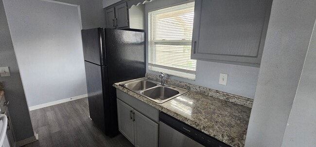 Building Photo - * APPLICATION PENDING. DO NOT APPLY! * 2 BEDROOM / 2 BATH APARTMENT (GOLDEN KEY APARTMENTS) NEAR ...