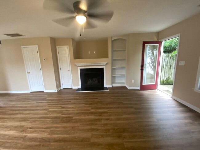 Building Photo - 2 bedroom duplex in Raleigh with ALL the a...