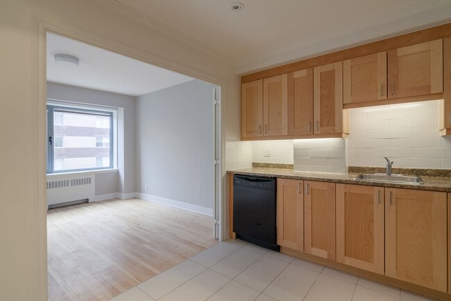 Building Photo - 3495 Rue de la Montagne