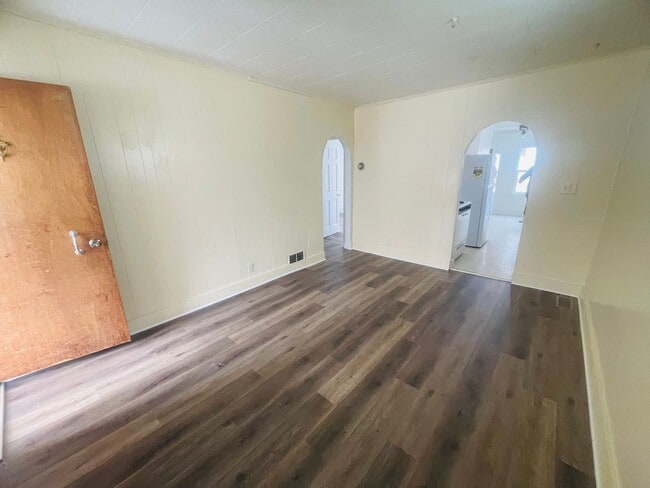 Building Photo - 2 bed 1 bath House for rent!