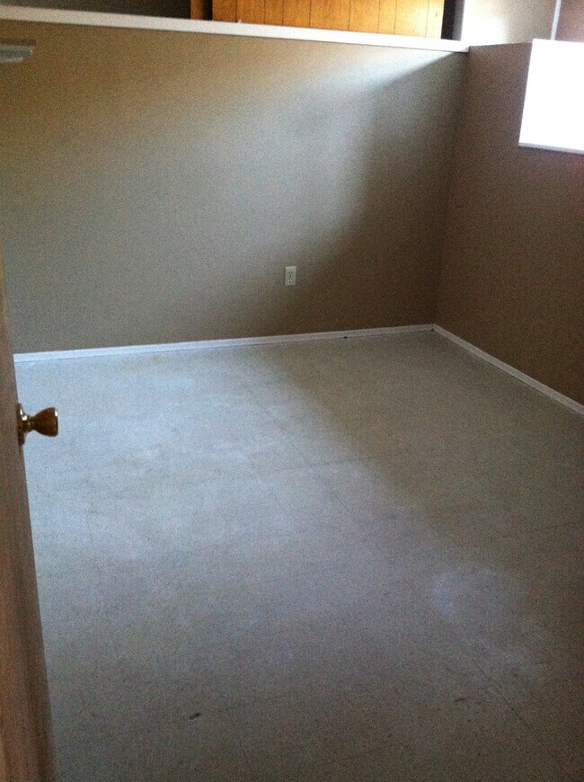 Building Photo - Looking For A Bigger Place... CALL US!