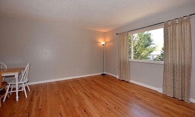 Building Photo - 325 N Roosevelt Ave