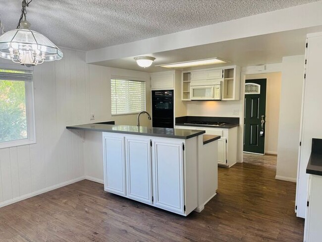 Building Photo - Charming Thousand Oaks Home with Modern Up...