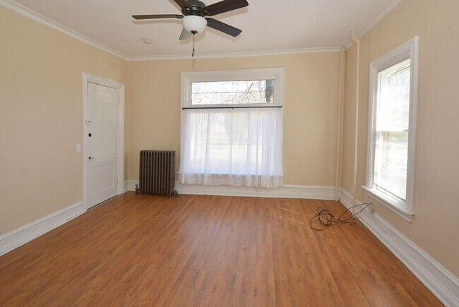 Foto del edificio - Spacious 1bed/1bath on main floor of with ...