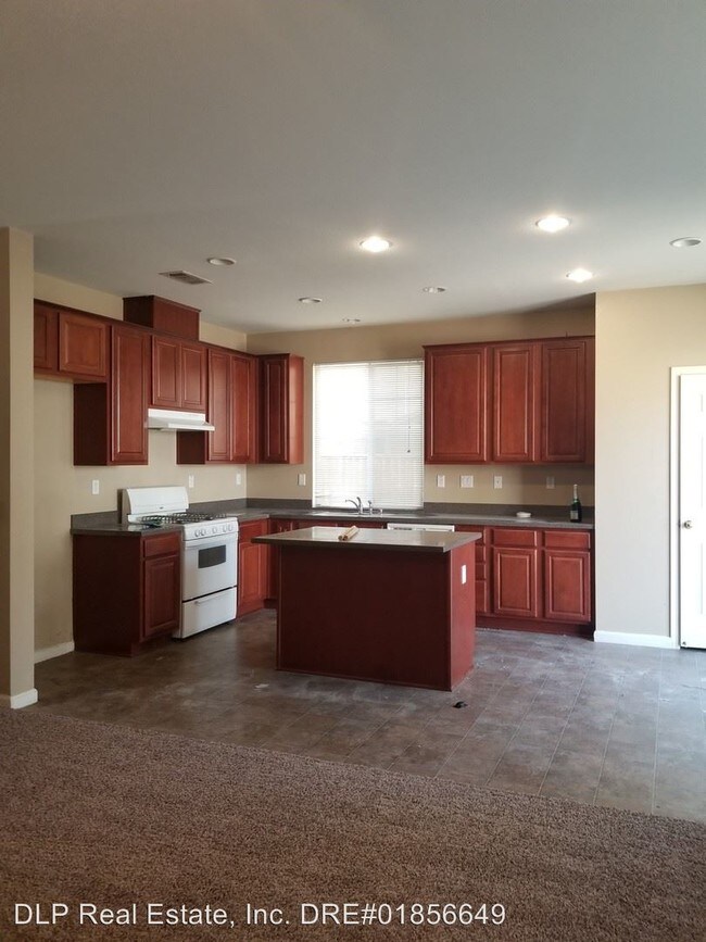 Foto del edificio - 5 br, 2.5 bath House - 2356 N Rock Creek Dr