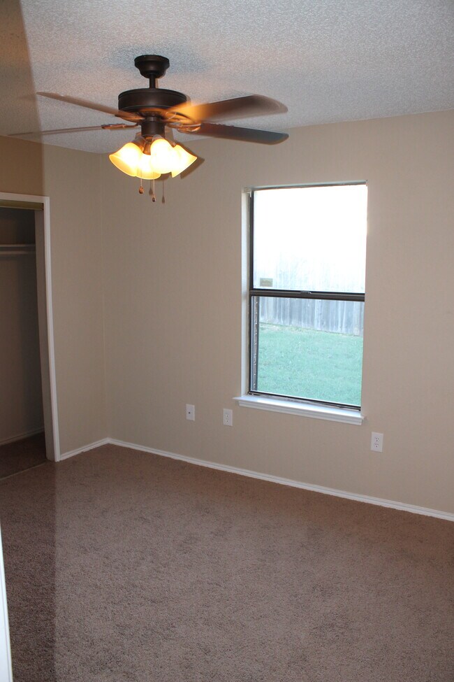 Foto del edificio - 717 Cross Ridge Circle North