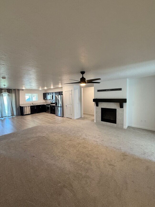 Foto del edificio - Half Off First Months Rent!- Unfurnished H...