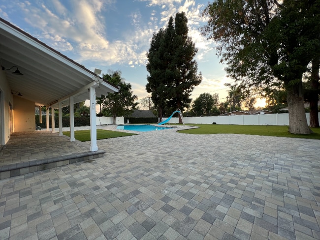 Building Photo - 8915 Balcom Ave