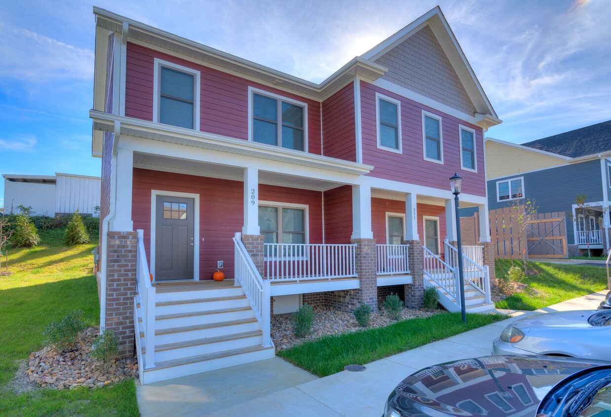 Foto principal - Four Bedroom Townhome in Uptown Village