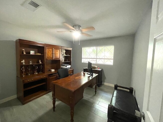 Building Photo - 709 Blue Grass Dr