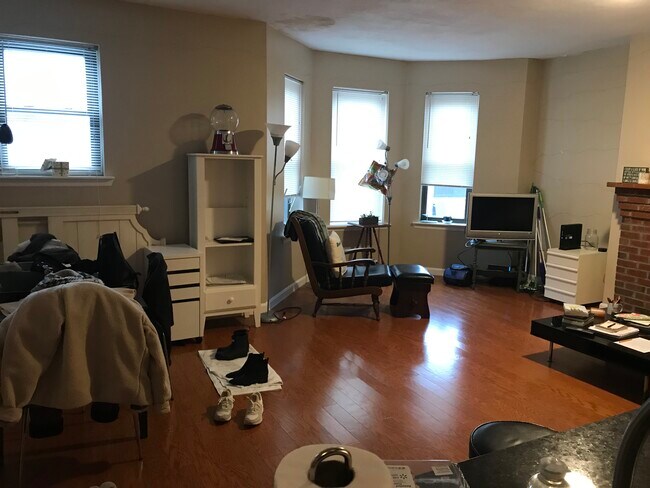 Building Photo - 52 Gainsborough St