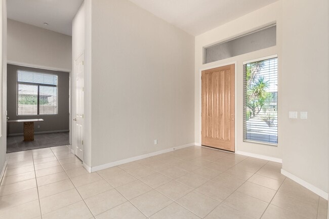 Building Photo - 3 BED 2.5 BATHROOM HOME W/ OFFICE/DEN 3 CA...