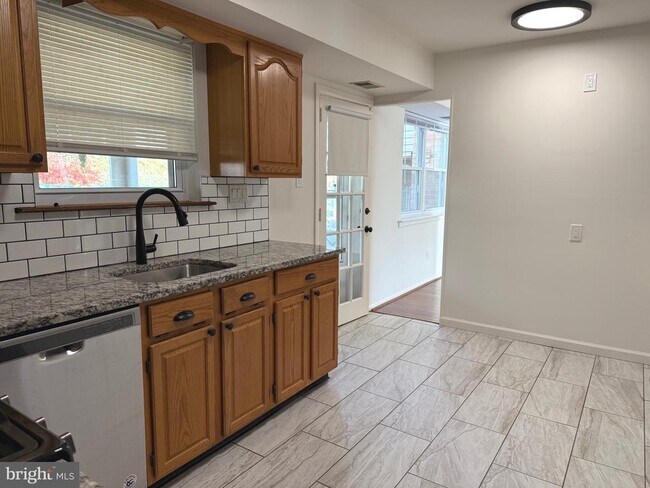 Building Photo - 6220 Madison Ct
