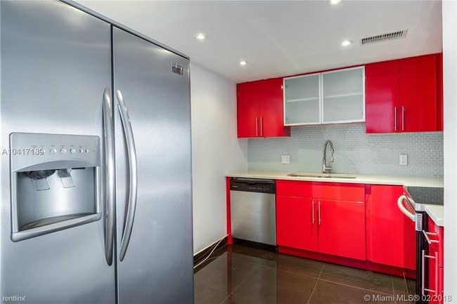 Foto del edificio - 2500 NE 135th St