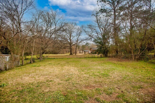 Building Photo - ** 3 Bed 2 Bath located off Wares Ferry rd...