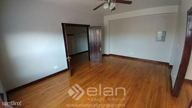 Foto del edificio - 4027 W Irving Park Rd