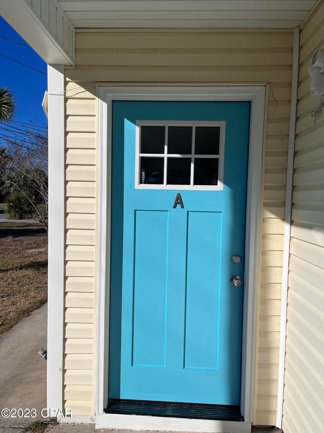 Building Photo - 231 Poinsettia Dr