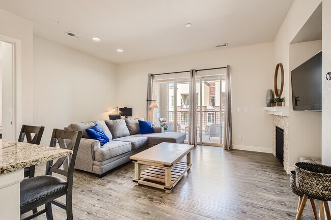 Foto del edificio - 301 Inverness Way S