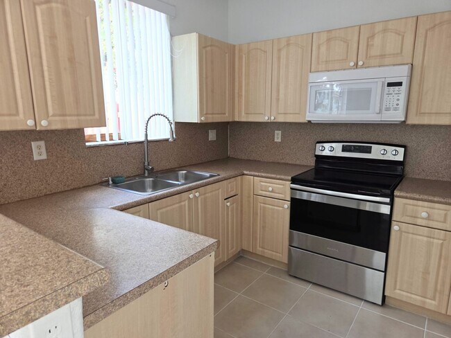 Foto del edificio - 3 Bedroom / 3 Bathroom Townhouse in Keys Cove Gated Community