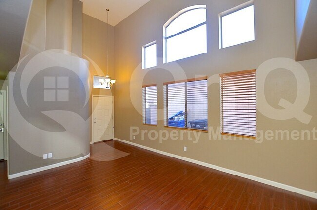 Foto del edificio - 10129 E Carmel Ave