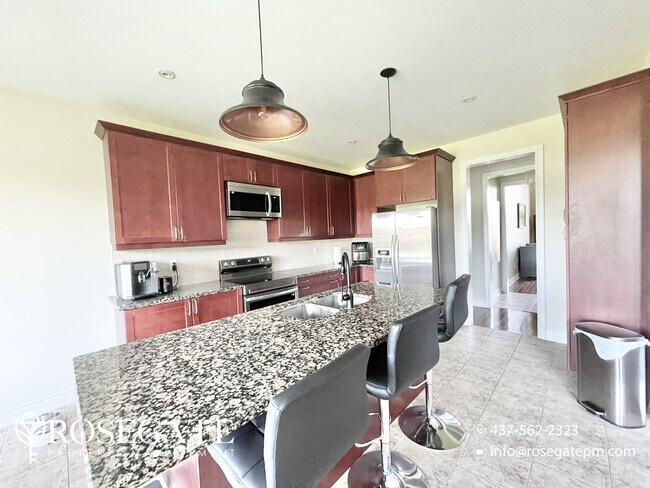 Building Photo - Elegant 4-Bedroom Home with Backyard & Mul...