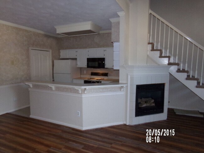 Building Photo - 820 S Lake Cir