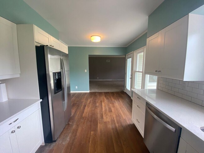 Building Photo - Charming 3BR/ 2 Bath Bettendorf Home
