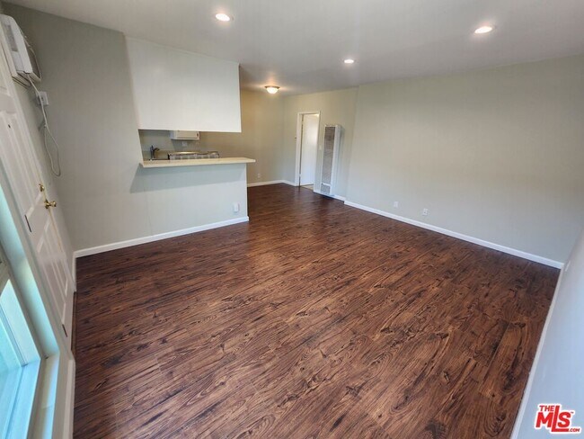 Foto del edificio - 7925 Vineland Ave