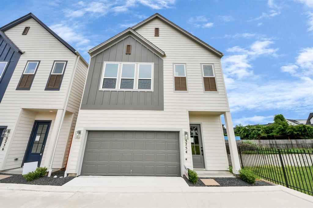 Foto principal - 5240 Texas St