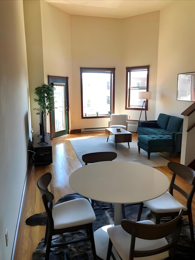 Building Photo - 402 W Dayton St