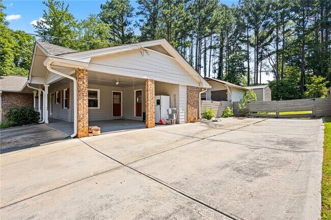 Building Photo - 824 Hickory Ridge Rd SW