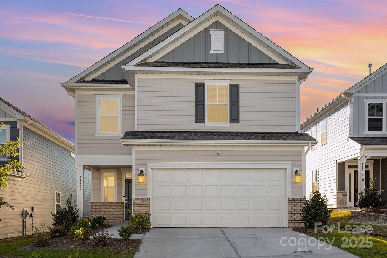 Foto principal - 14040 Lake Home Ln