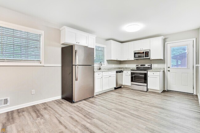 Foto del edificio - 678 Lakeridge Dr SE
