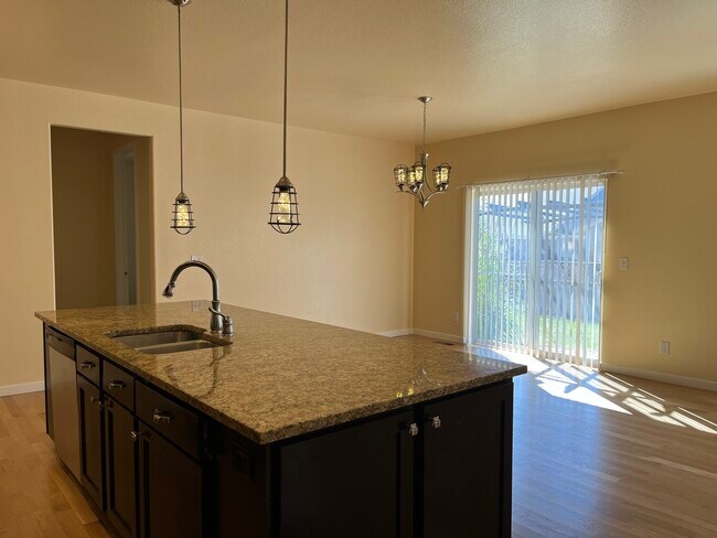 Building Photo - 15952 Village Cir