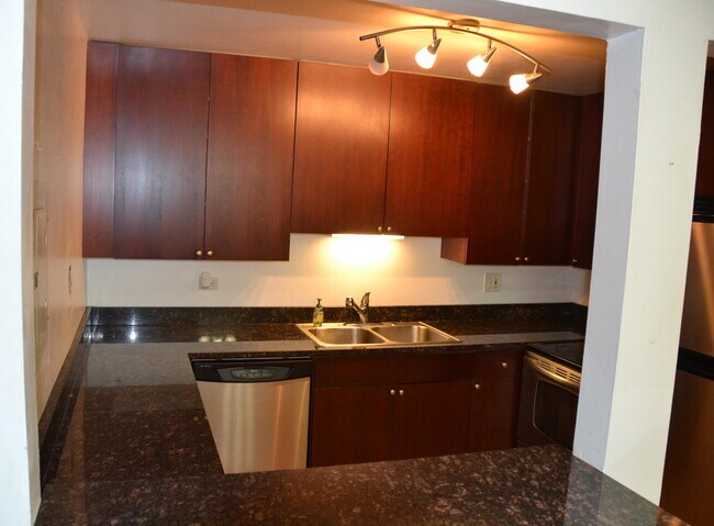 Building Photo - 522 E Spruce Dr