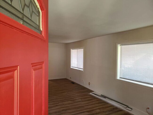 Building Photo - Remodeled 2 bed / 1 bath with den and base...