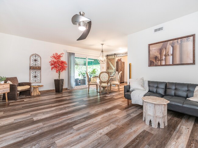 Foto del edificio - 8340 Meadow Lakes Dr