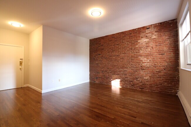 Building Photo - 15 Stearns Rd
