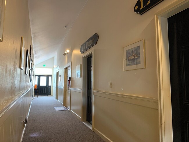 Pasillo interior a apartamentos. - 957 Steamboat Slough Rd